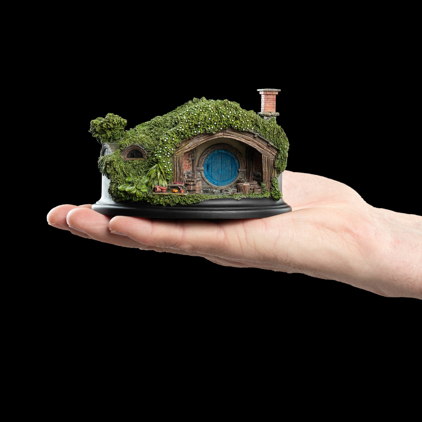 The Hobbit Trilogy - Hobbit Hole 1 Hill Lane Environment-WETA Workshop Polystone Figurine-Helix Sounds